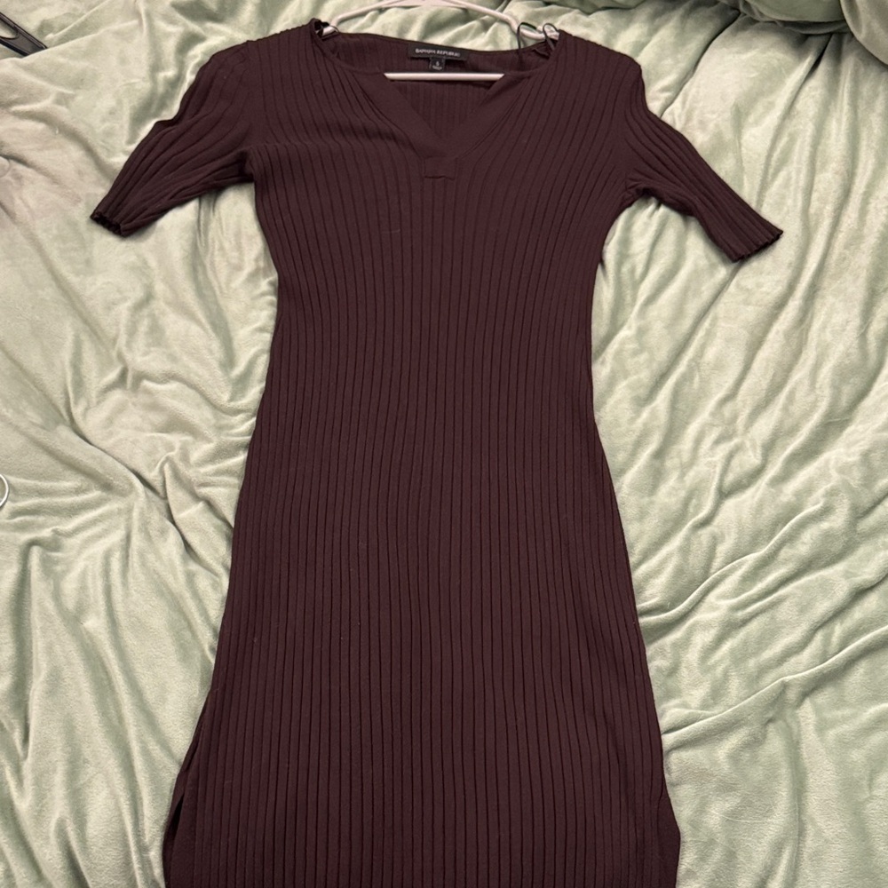 Banana Republic Ribbed V-Neck Midi Dress - Burgundy